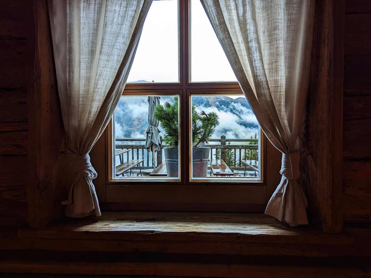 Detailaufnahme eines frisch montierten Holzfensters an einem Schweizer Wohngebäude